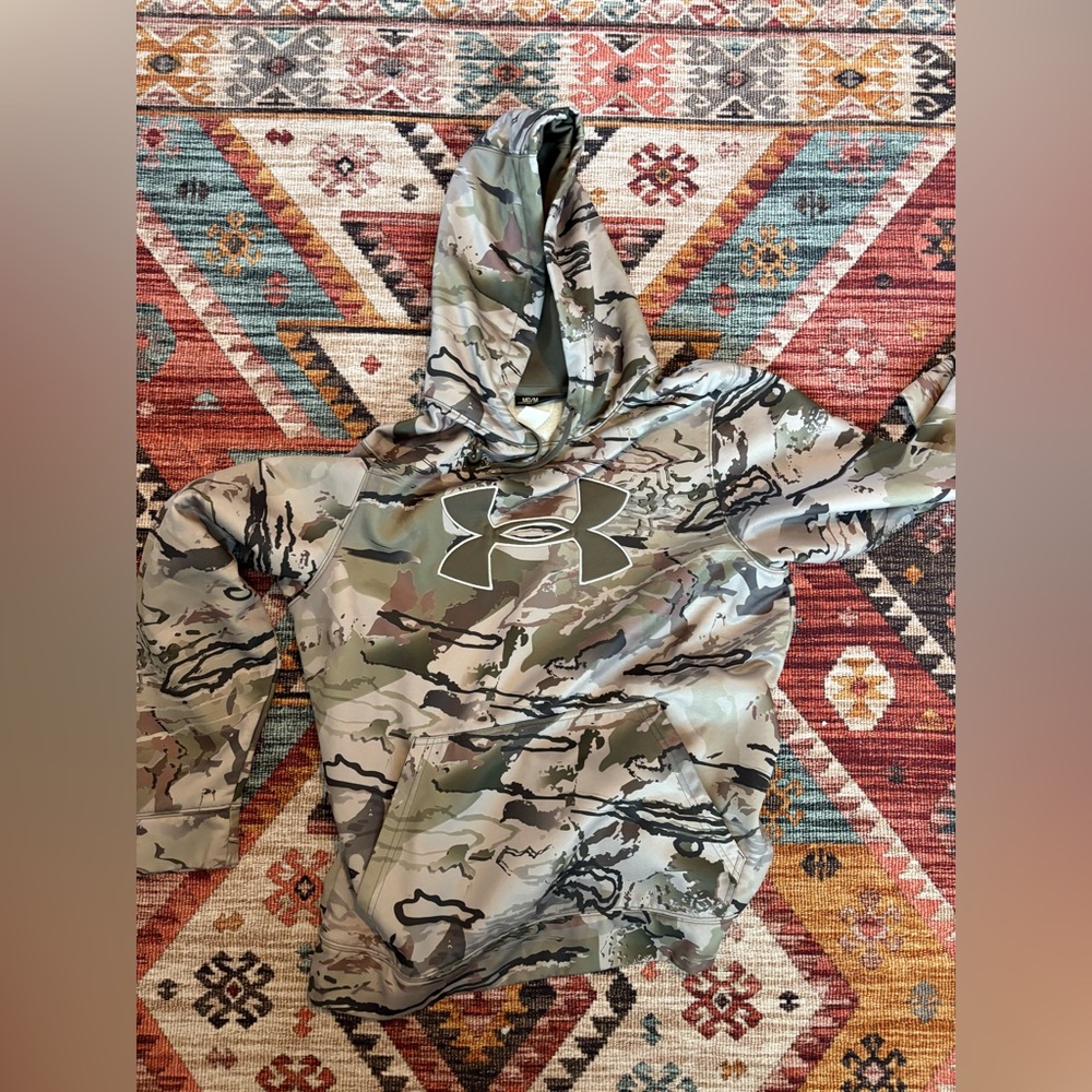 Men’s Medium Under Armour CAMO hoodie